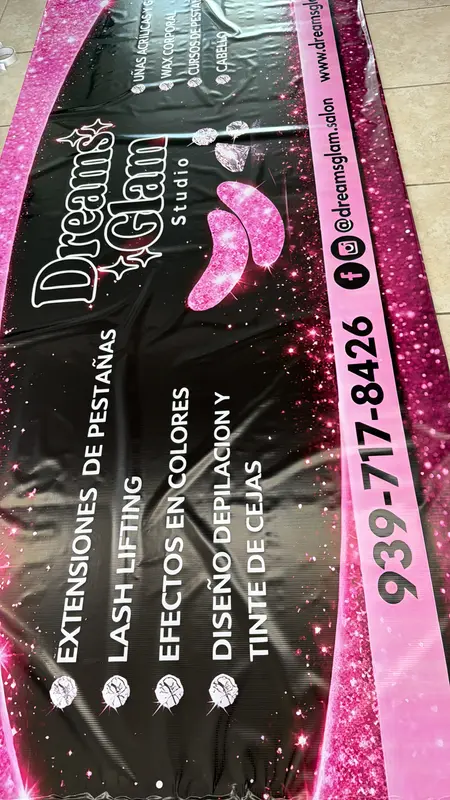 Banner impreso para un salón de belleza, con sus datos de contacto