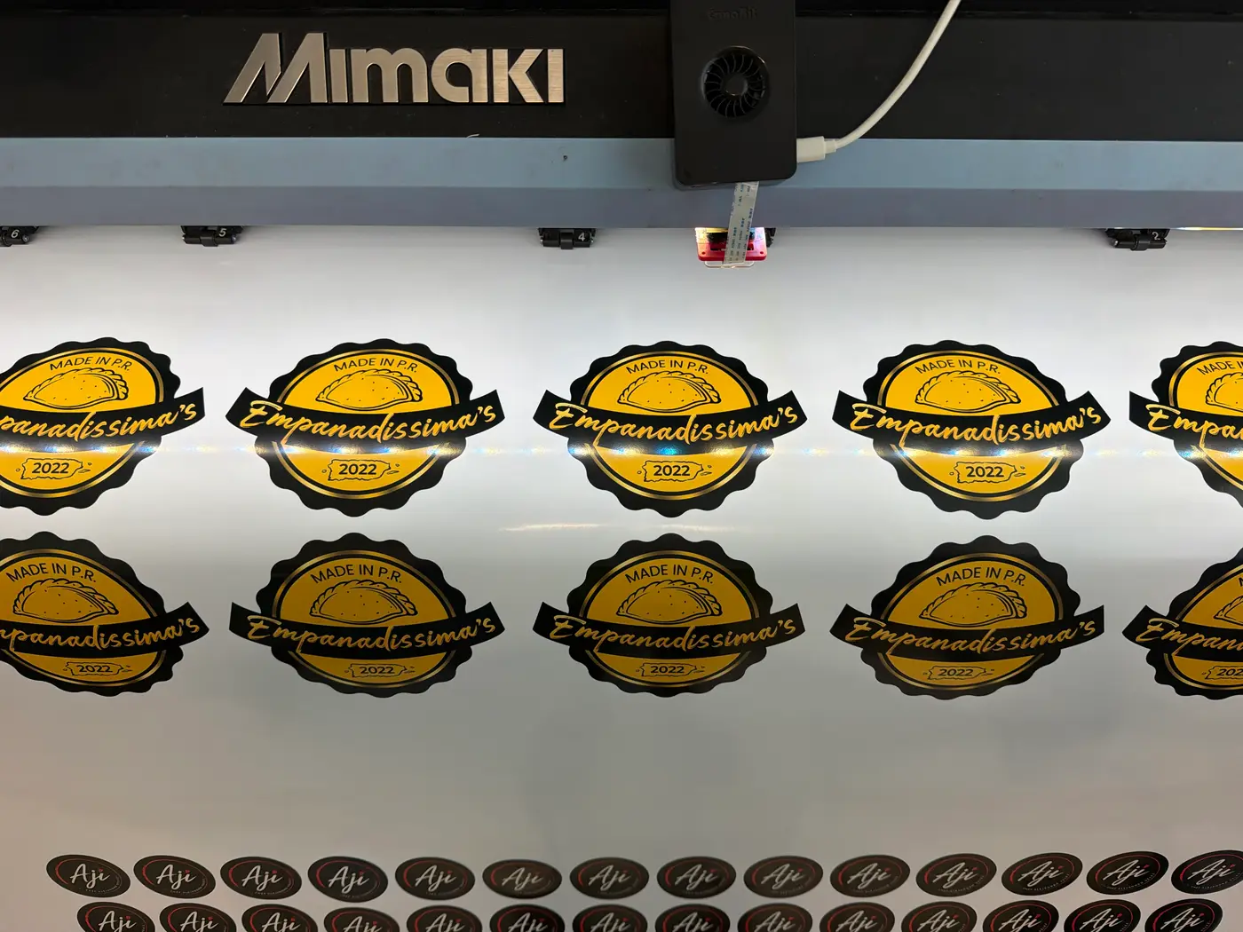 Máquina de corte troquelando stickers die cut uno por uno