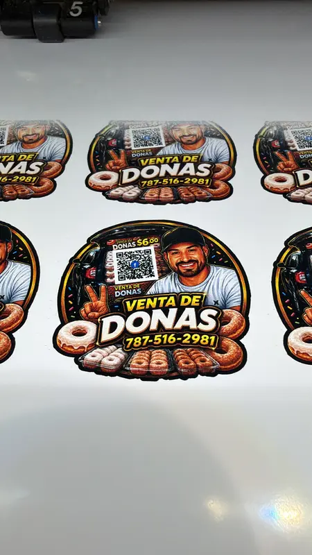 Stickers die cut a full color con fotografía impresa
