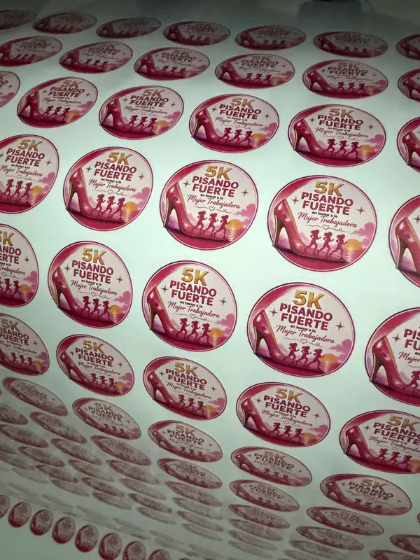 Stickers redondos impresos para un evento, recién salidos