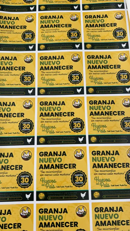 Tarjetas impresas en papel grueso, cortadas y listas para entregar