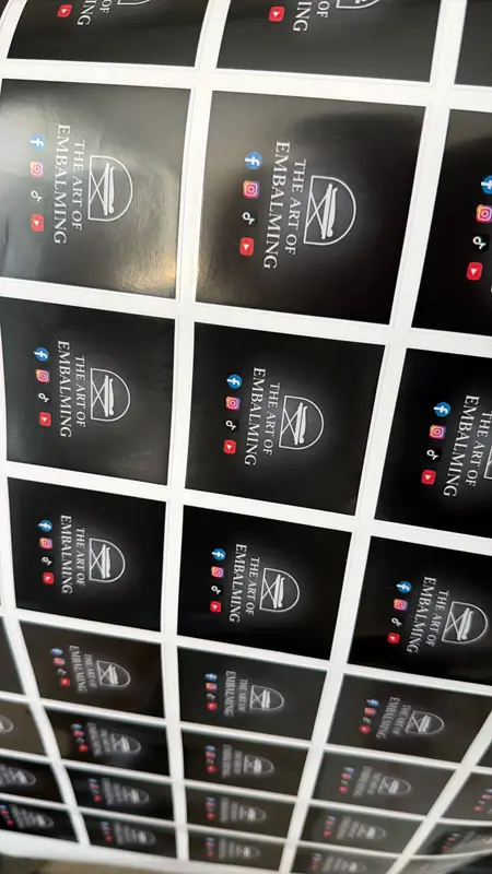 Tarjetas de presentación en negro, cortadas y apiladas
